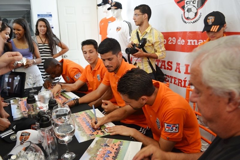 Jugadores del CFC firmando autografos
